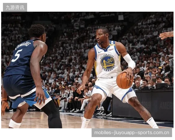 NBA勇士外线高效转移球，空间迅速被拉大